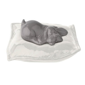 urna-in-porcellana-cane-grigio-su-cuscino-bianco