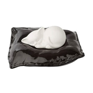 urna-in-porcellana-gatto-bianco-su-cuscino-nero